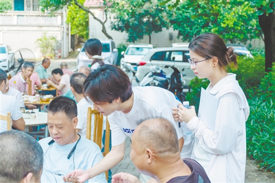 學(xué)生深入一線與群眾溝通。