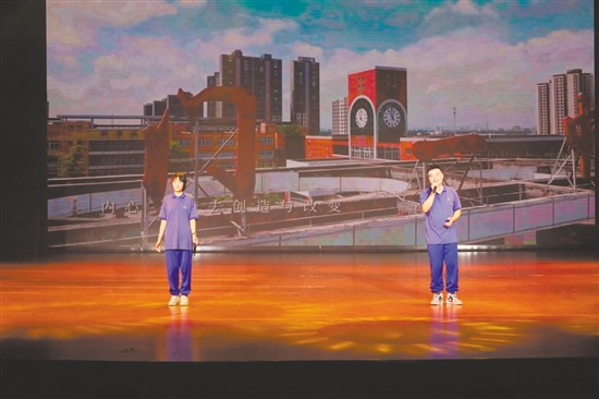 校友代表穿上“藍精靈”校服傾情獻唱。