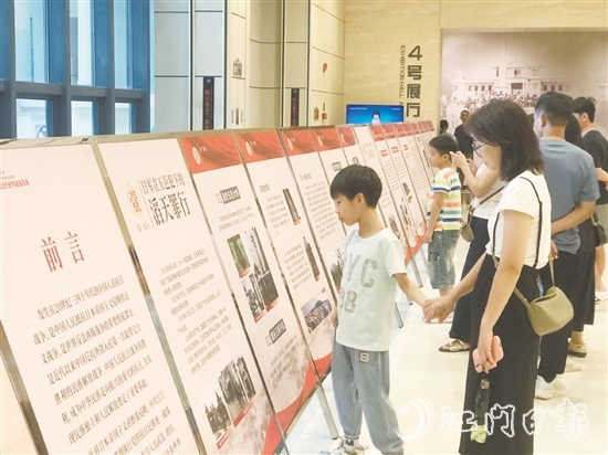 市民參觀展覽，從英雄事跡中汲取愛國愛鄉(xiāng)的精神力量。