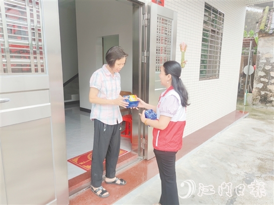 黨員志愿者為群眾免費發(fā)放防蚊滅蚊物資。