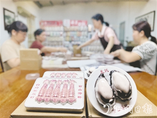 海鮮與美食主題文創(chuàng)新品將臺山蠔的飽滿、瀨尿蝦的靈動濃縮于方寸之間。