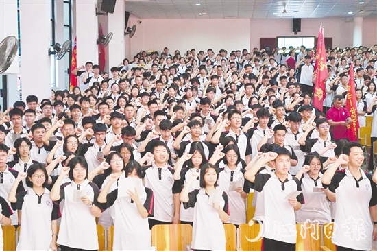 全體高三學(xué)子進(jìn)行宣誓。