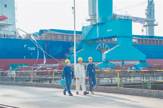 新會供電局工作人員到新會區(qū)海工裝備制造基地開展用電檢查。