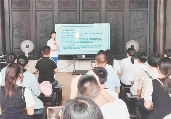 新會(huì)高考優(yōu)秀學(xué)子結(jié)合自身經(jīng)歷分享經(jīng)驗(yàn)。