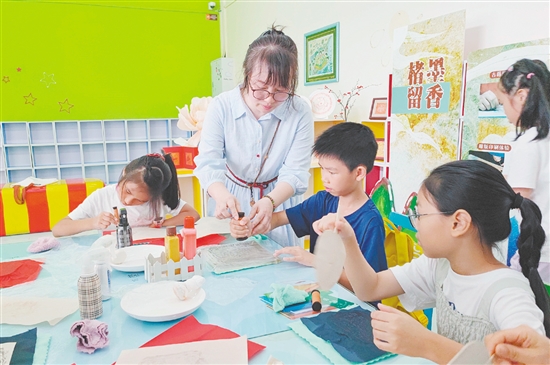 在導師的指導下，孩子們紛紛拿起紙張，在拓板上謹慎操作。