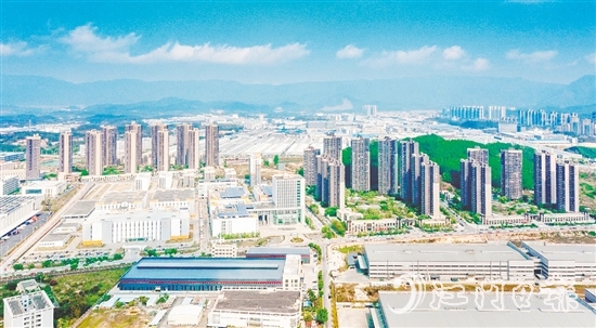 鶴山以產(chǎn)業(yè)發(fā)展為核心，持續(xù)壯大縣域經(jīng)濟(jì)。圖為鶴山工業(yè)城（共和鎮(zhèn)）俯瞰圖。
