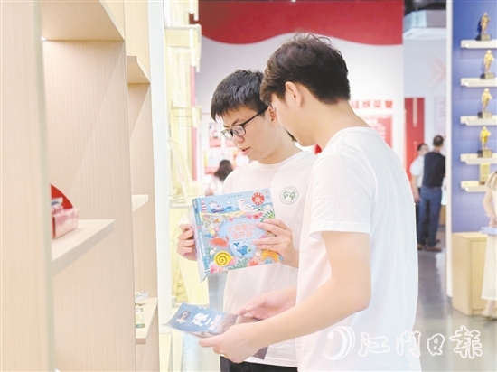 湖北大學(xué)師生走進(jìn)鶴山龍頭企業(yè)，了解鶴山產(chǎn)業(yè)發(fā)展情況。