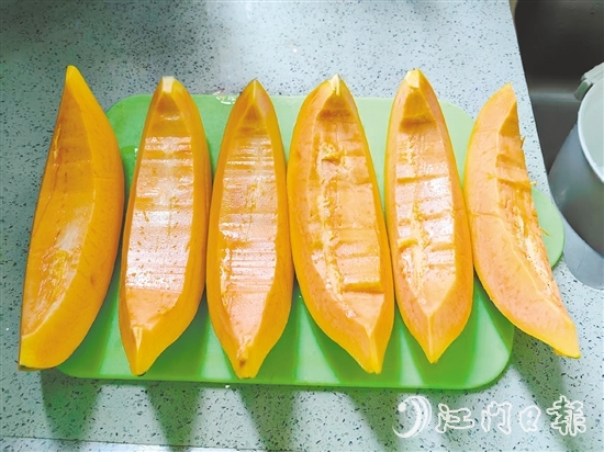 水果木瓜成熟后，果肉呈橙紅色，口感綿軟，冷藏后單獨食用清涼解暑，甜而不膩。