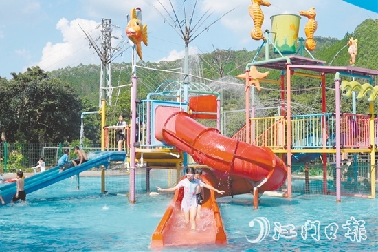 在彩虹山莊水上樂園，家長帶著孩子游玩。