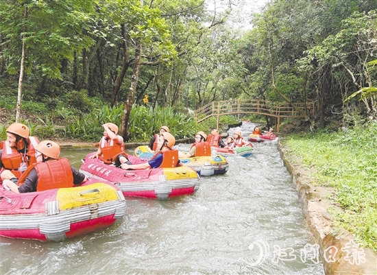 暑假期間，鶴山水上樂園和漂流等親水景區(qū)人氣大增，游客絡(luò)繹不絕。