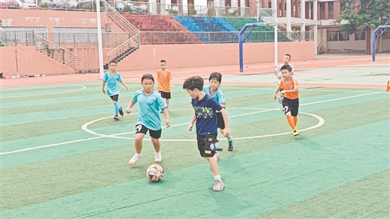 在對抗練習(xí)賽中，雙方攻防激烈，在綠茵場上盡情揮灑汗水。