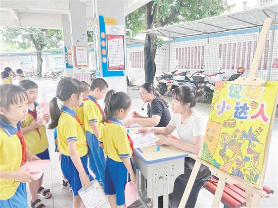 教師策劃“講話小達(dá)人”等活動(dòng)，讓學(xué)生在輕松愉快的氛圍中提升表達(dá)能力。