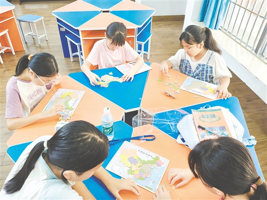 學(xué)生在拼中國地圖中，了解祖國的山川地貌、風(fēng)土物種、民族文化。
