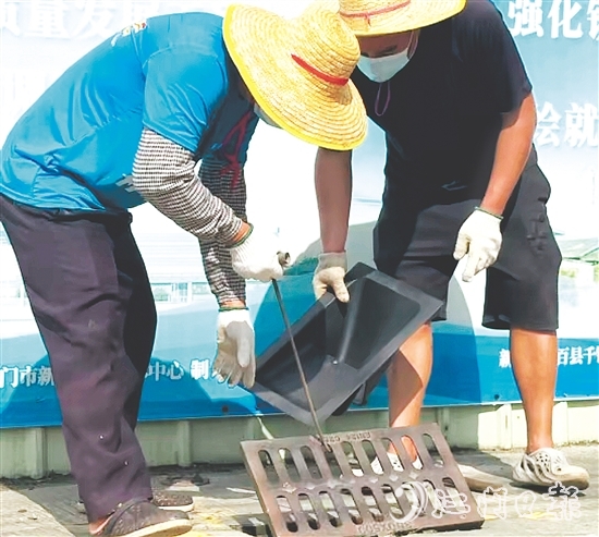 工人把“四防”裝置固定在下水口。