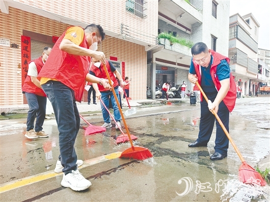 恩平市委統(tǒng)戰(zhàn)部、市新階聯(lián)聯(lián)合牛江鎮(zhèn)在圩鎮(zhèn)開展愛國衛(wèi)生行動。