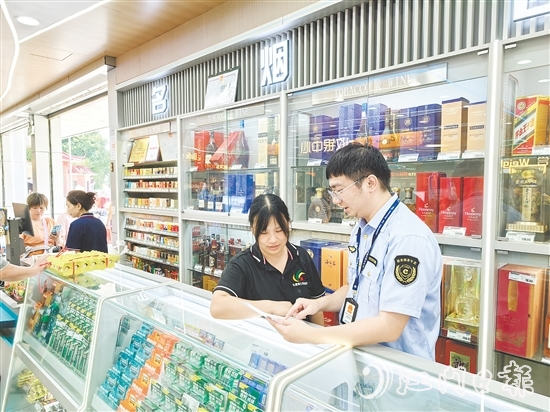 專賣稽查人員開展入戶普法宣傳。