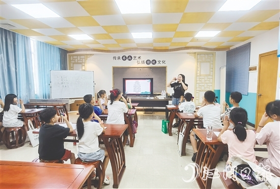 今年暑假公益藝術(shù)培訓(xùn)班開設(shè)恩平民歌童謠課程，吸引不少青少年報(bào)名學(xué)唱。