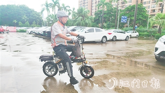 從跑長途運(yùn)輸?shù)阶龃{司機(jī)，許凱最珍惜的是“能顧家”。