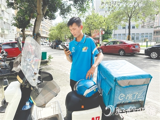 7年的騎手生涯，讓黃錦文成了開平街頭的“活地圖”。