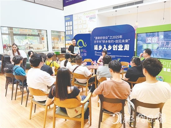 以“文創(chuàng)應(yīng)用多元化”為主題的圓桌會議在基地舉行，圍繞文創(chuàng)產(chǎn)品銷售渠道拓展展開討論。