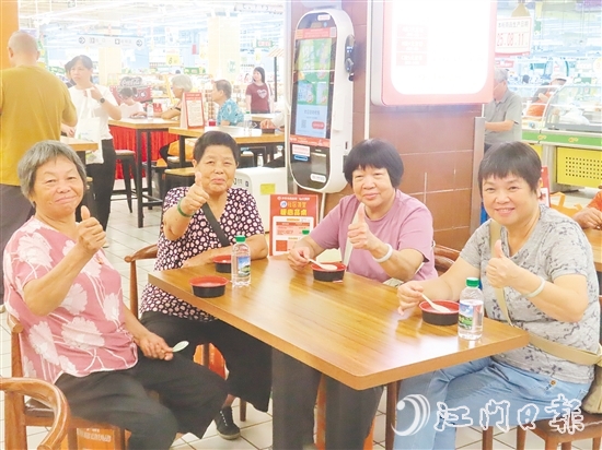 長者們點贊養(yǎng)生湯。