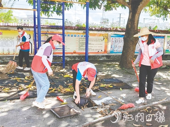 黨員教師們打掃衛(wèi)生死角。