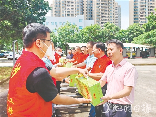 長沙商會為工作人員送上清涼飲料。
