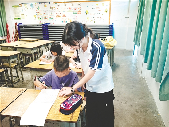 隊員對學生進行輔導。