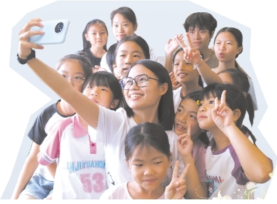 隊員們和學生其樂融融。