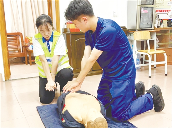 消防員參與心肺復(fù)蘇實(shí)訓(xùn)。