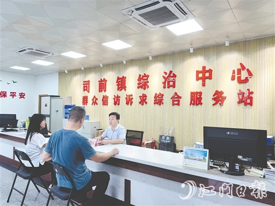 石政國(guó)在司前鎮(zhèn)綜治中心接訪群眾。