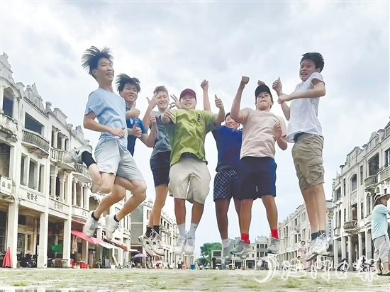 華裔青少年在端芬鎮(zhèn)梅家大院開心地合影留念。