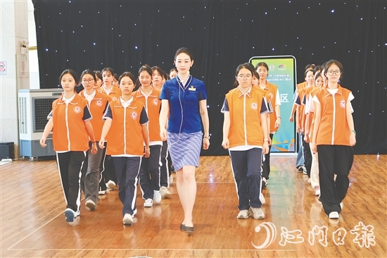 為確保服務(wù)質(zhì)量，全體志愿者參與崗前培訓(xùn)，涵蓋排球賽事通識、基本禮儀、崗位操作規(guī)范及場地動線熟悉。