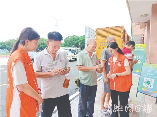 志愿者在賽場入口引導(dǎo)觀眾入場，耐心解答疑問。