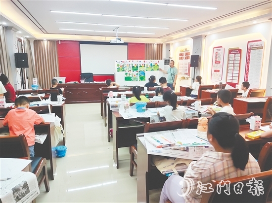 公益學(xué)堂為孩子們開設(shè)繪畫課程。