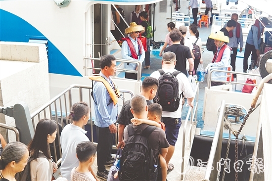 川島鎮(zhèn)提前部署，從交通調(diào)度、服務(wù)提升、安全監(jiān)管等多方面發(fā)力，讓游客從登島到離島的全過程都能感受到便利與安心。