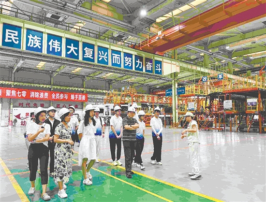 實(shí)踐團(tuán)參觀中車(chē)廣東軌道交通車(chē)輛有限公司。