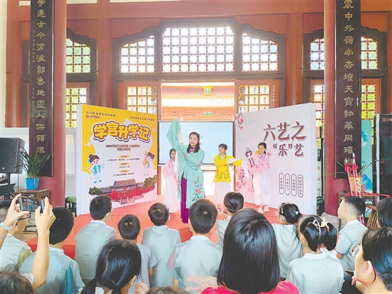 專業(yè)老師現(xiàn)場演示粵劇的水袖輕揚(yáng)、花槍翻飛。