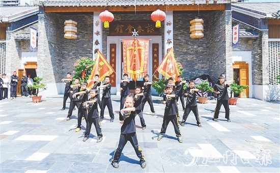 參演者一招一式如行云流水，生動展現(xiàn)詠春拳的剛?cè)岵c靈活多變。