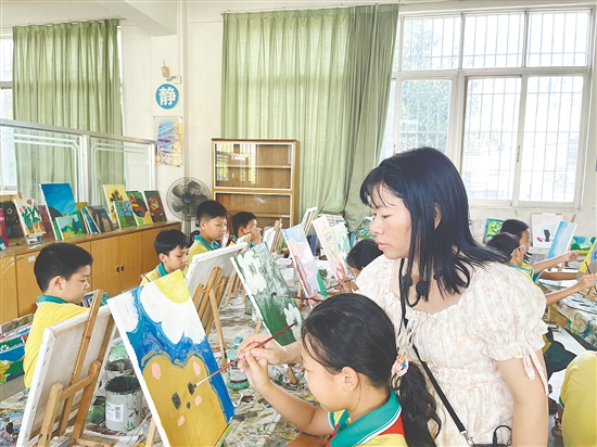 雅瑤鎮(zhèn)寶瑤小學結合本地“鐵夫文化”開設的油畫課程備受學生喜愛。