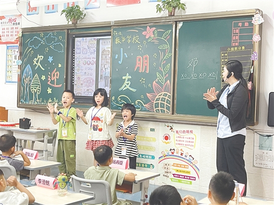 課堂上，教師通過簡(jiǎn)單易懂的講解和互動(dòng)環(huán)節(jié)，幫助小朋友們快速融入小學(xué)校園生活。