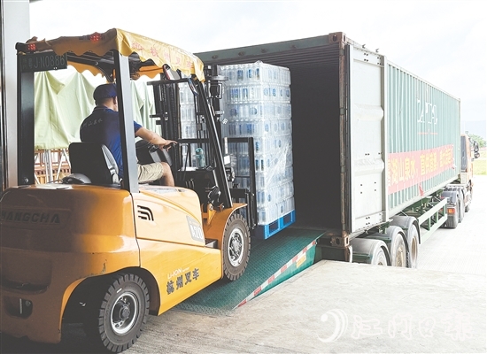 1800箱瓶裝水從恩平市大田鎮(zhèn)裝車，發(fā)往澳門特別行政區(qū)。
