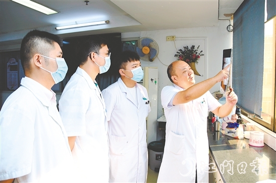 喻林(右一) 喻林(右一)