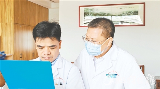 黎達(dá)楚(左) 黎達(dá)楚(左)