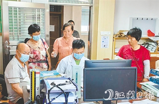 李國(guó)強(qiáng)(右一) 李國(guó)強(qiáng)(右一)