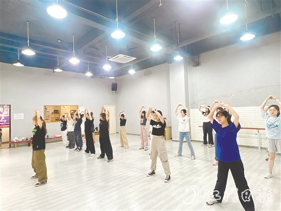 “文明（青年）夜?！弊屇贻p人下班后的時光變得充實又有趣。