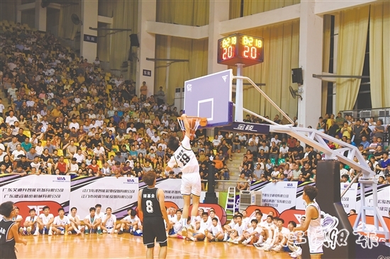 籃球明星與青少年球員上演精彩對決，贏得全場觀眾的陣陣喝彩。