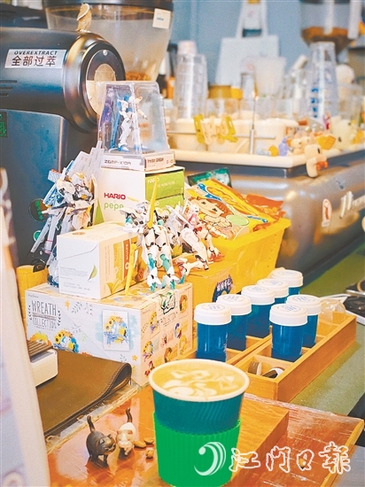 “源石珈啡”店內(nèi)擺放了客人珍藏的手辦，咖啡香里藏著童心與回憶。