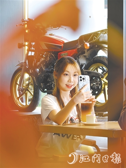 不少機車愛好者在“MORKE摩可咖啡”與經(jīng)典機車合影。