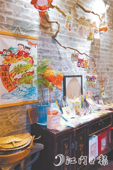 “黃家巷9號咖啡”店內(nèi)展示了各種五邑文創(chuàng)產(chǎn)品。
